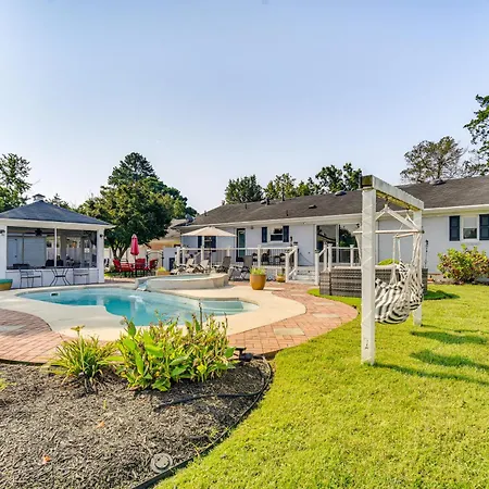 Luxe Lakefront Portsmouth Home Fish, Swim And Play!